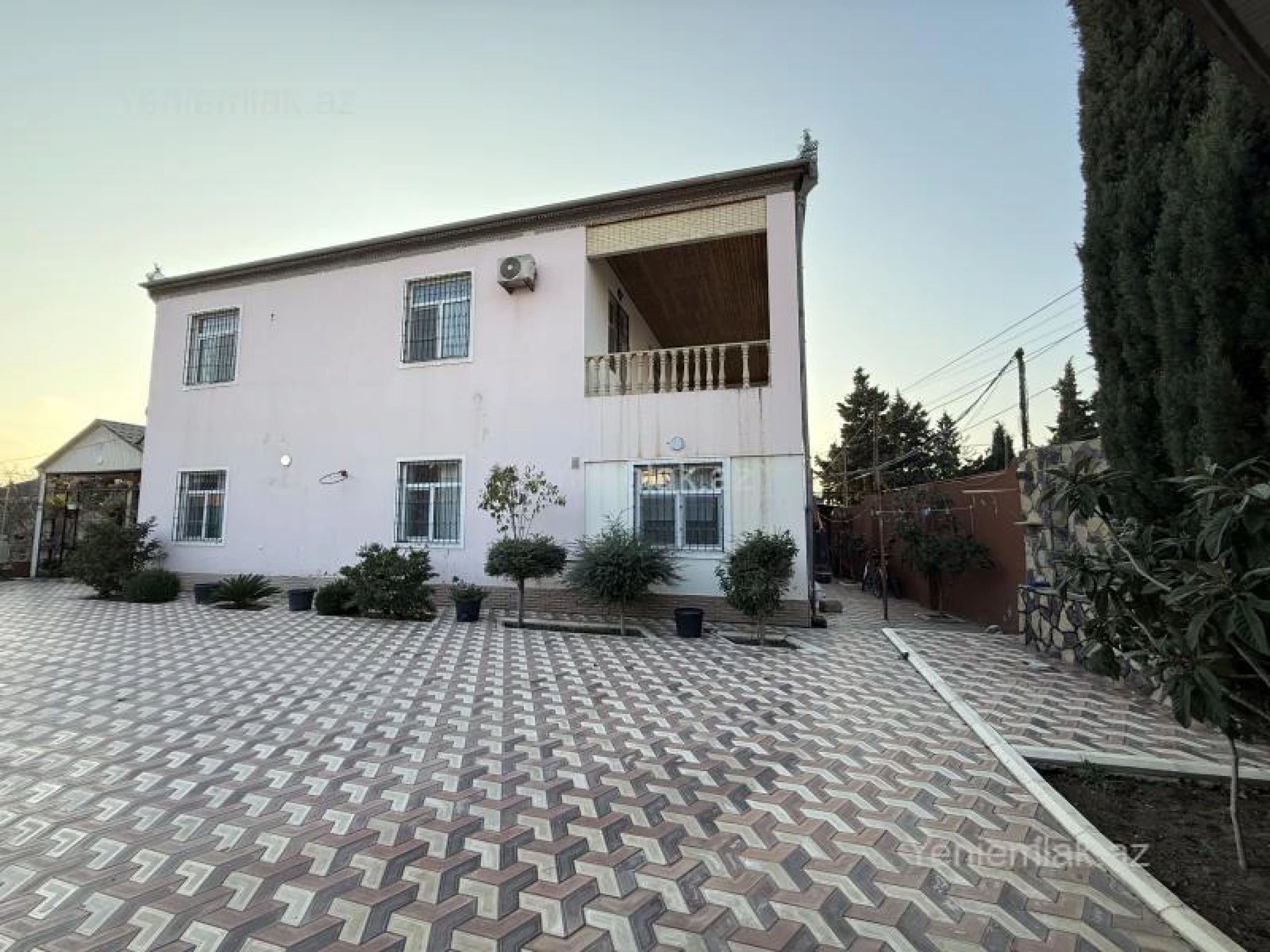 Satılır 7 otaqlı həyət evi 300 m²