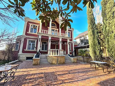 Satılır 5 otaqlı həyət evi 500 m²