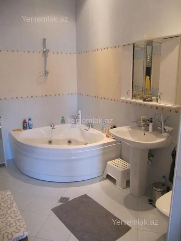 Satılır 6 otaqlı həyət evi 500 m²