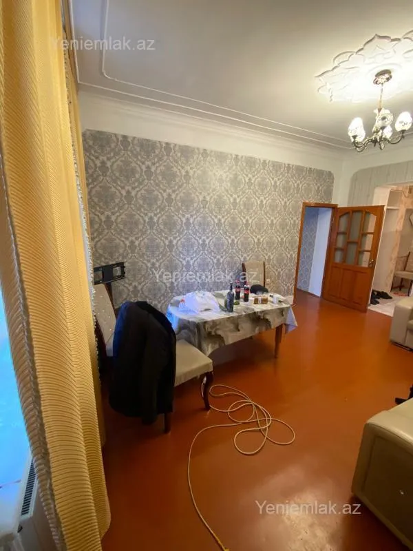 Satılır 2 otaqlı köhnə tikili 70 m²