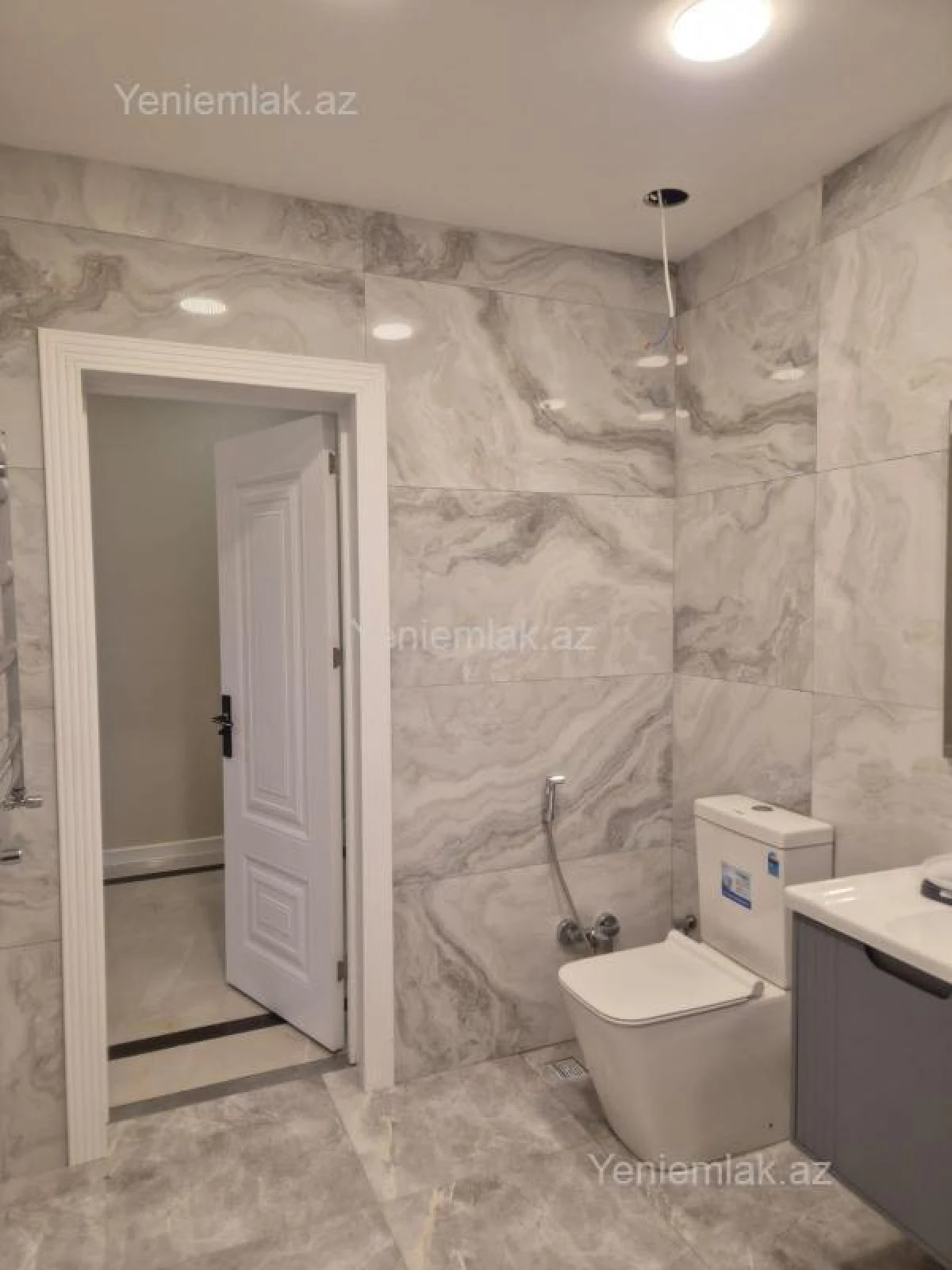 Satılır 6 otaqlı həyət evi 240 m²
