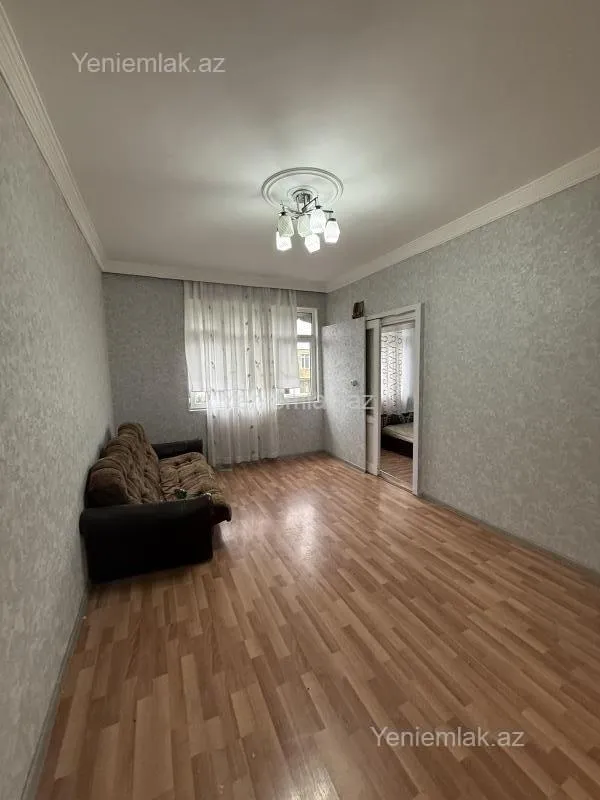 Satılır 1 otaqlı köhnə tikili 33 m²