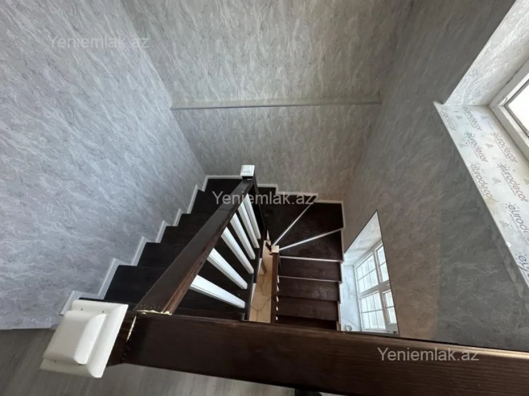 Satılır 4 otaqlı həyət evi 180 m²