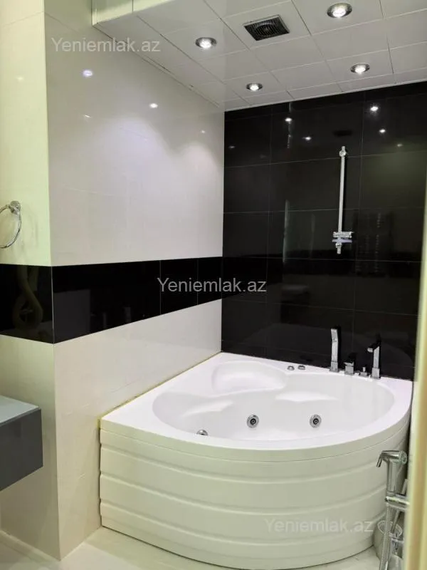 Satılır 3 otaqlı yeni tikili 130 m²