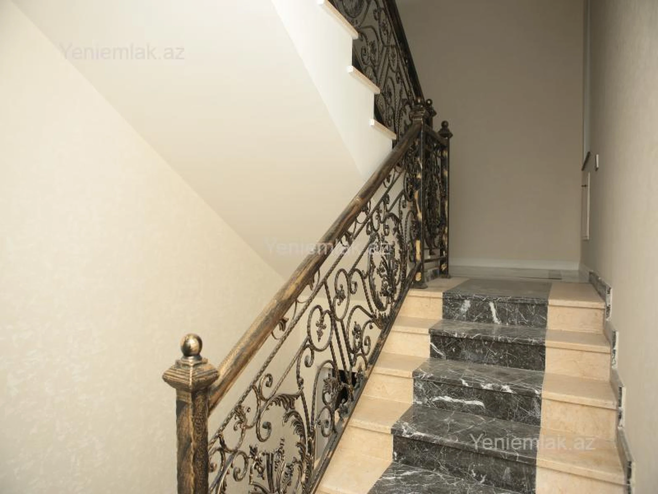 Satılır 6 otaqlı həyət evi 375 m²