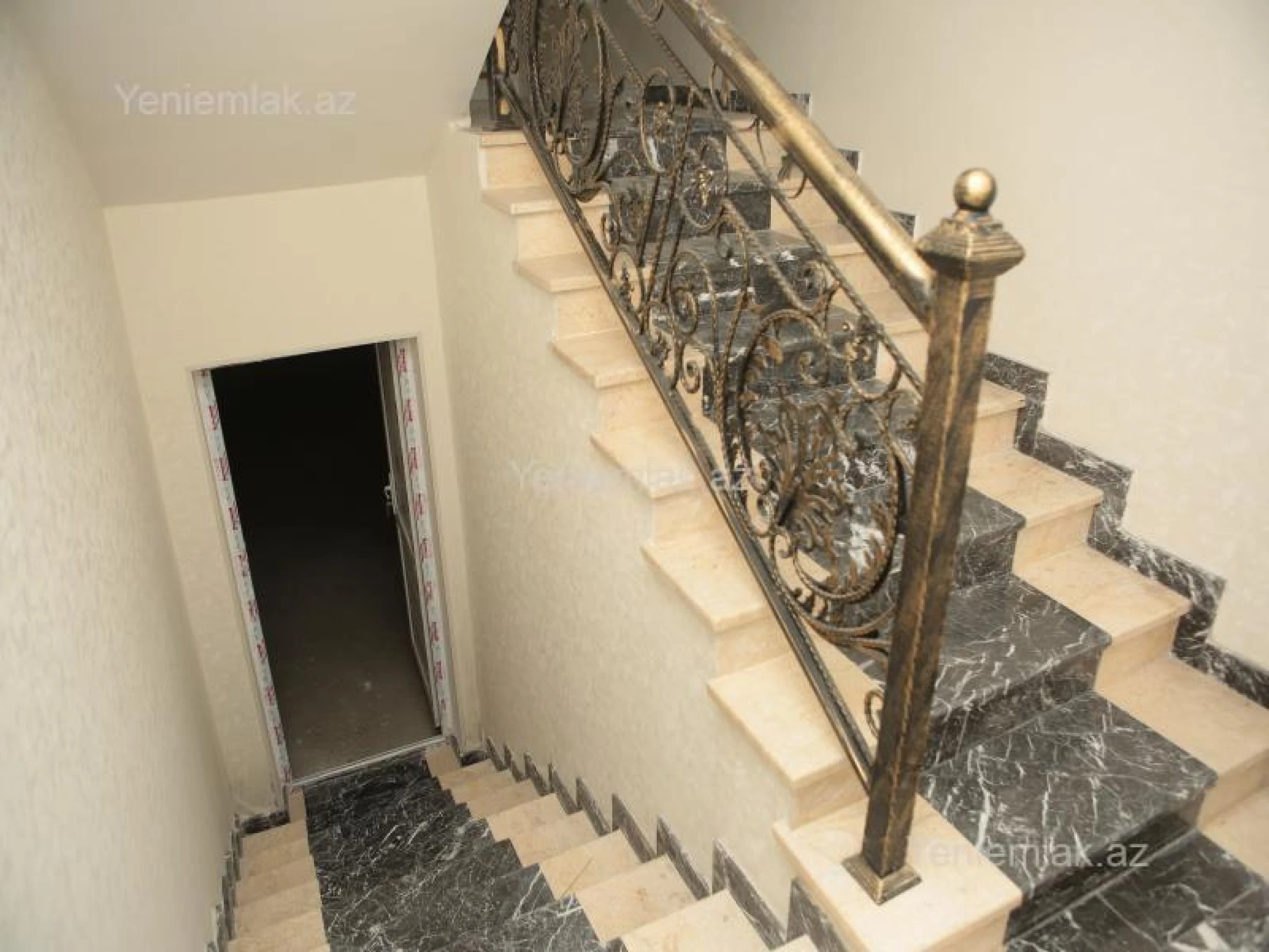 Satılır 6 otaqlı həyət evi 375 m²