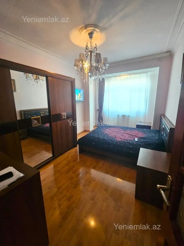 Satılır 4 otaqlı köhnə tikili 130 m²