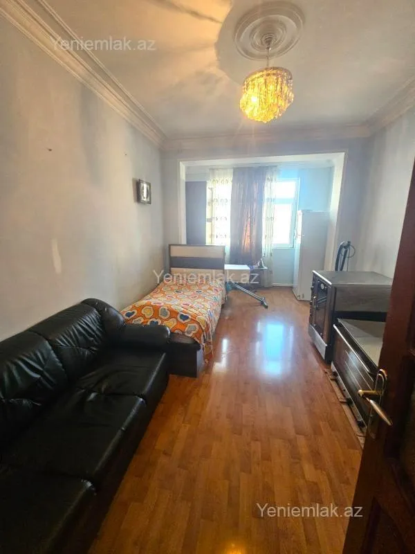 Satılır 4 otaqlı köhnə tikili 130 m²