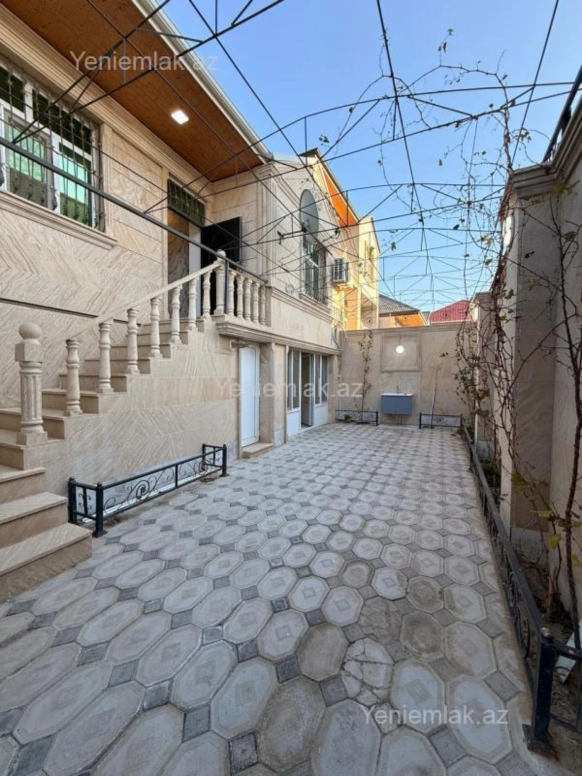 Satılır 5 otaqlı həyət evi 240 m²