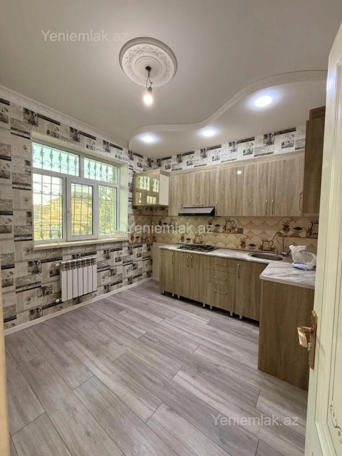 Satılır 5 otaqlı həyət evi 240 m²