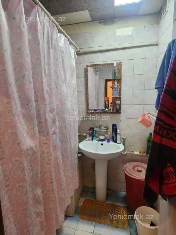 Satılır 4 otaqlı köhnə tikili 100 m²