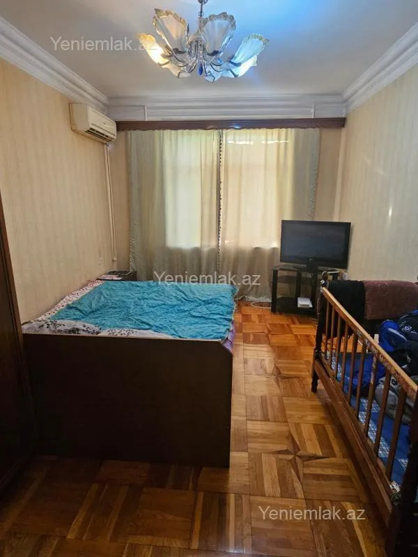 Satılır 4 otaqlı köhnə tikili 100 m²