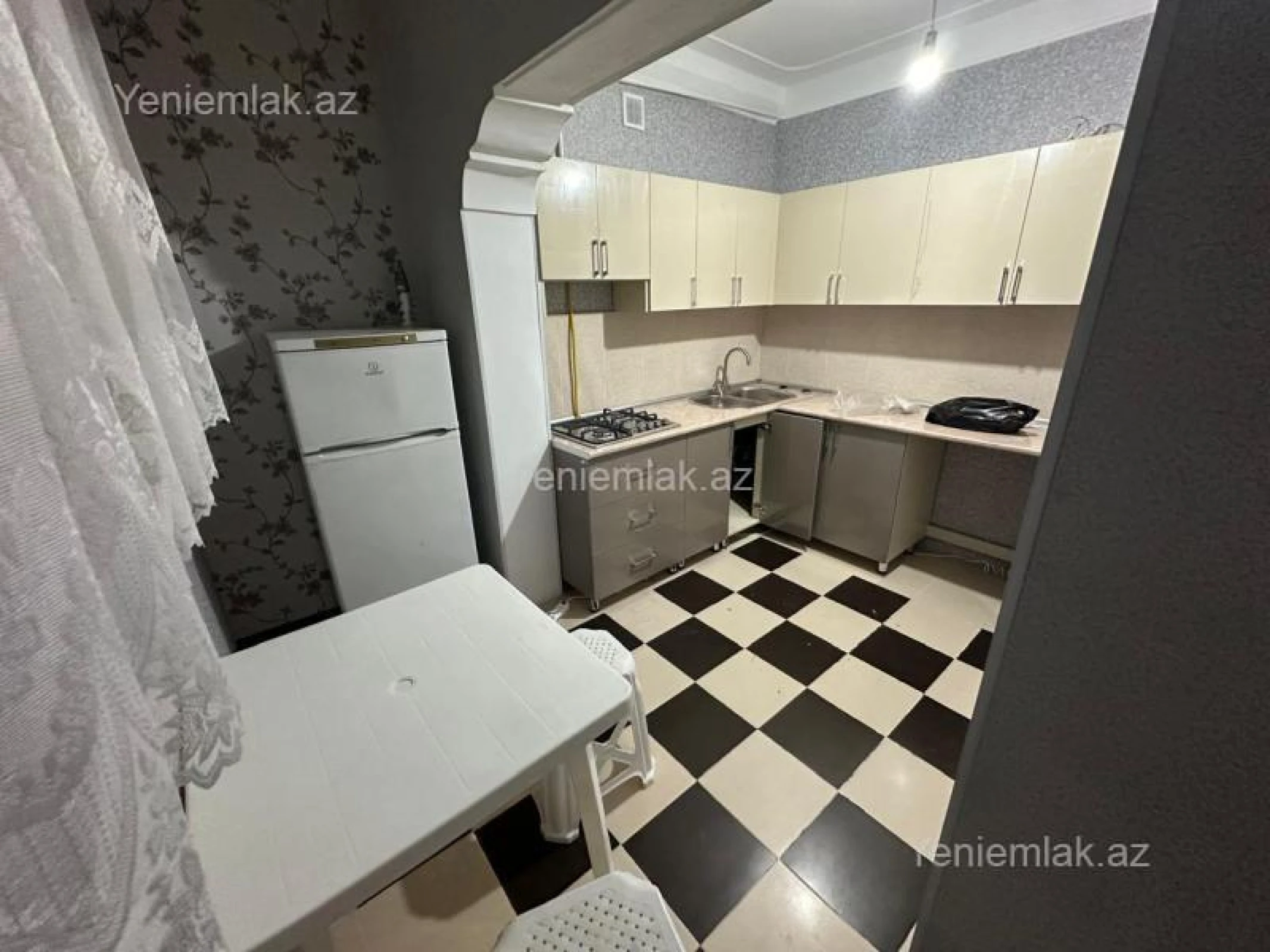 Satılır 2 otaqlı köhnə tikili 60 m²