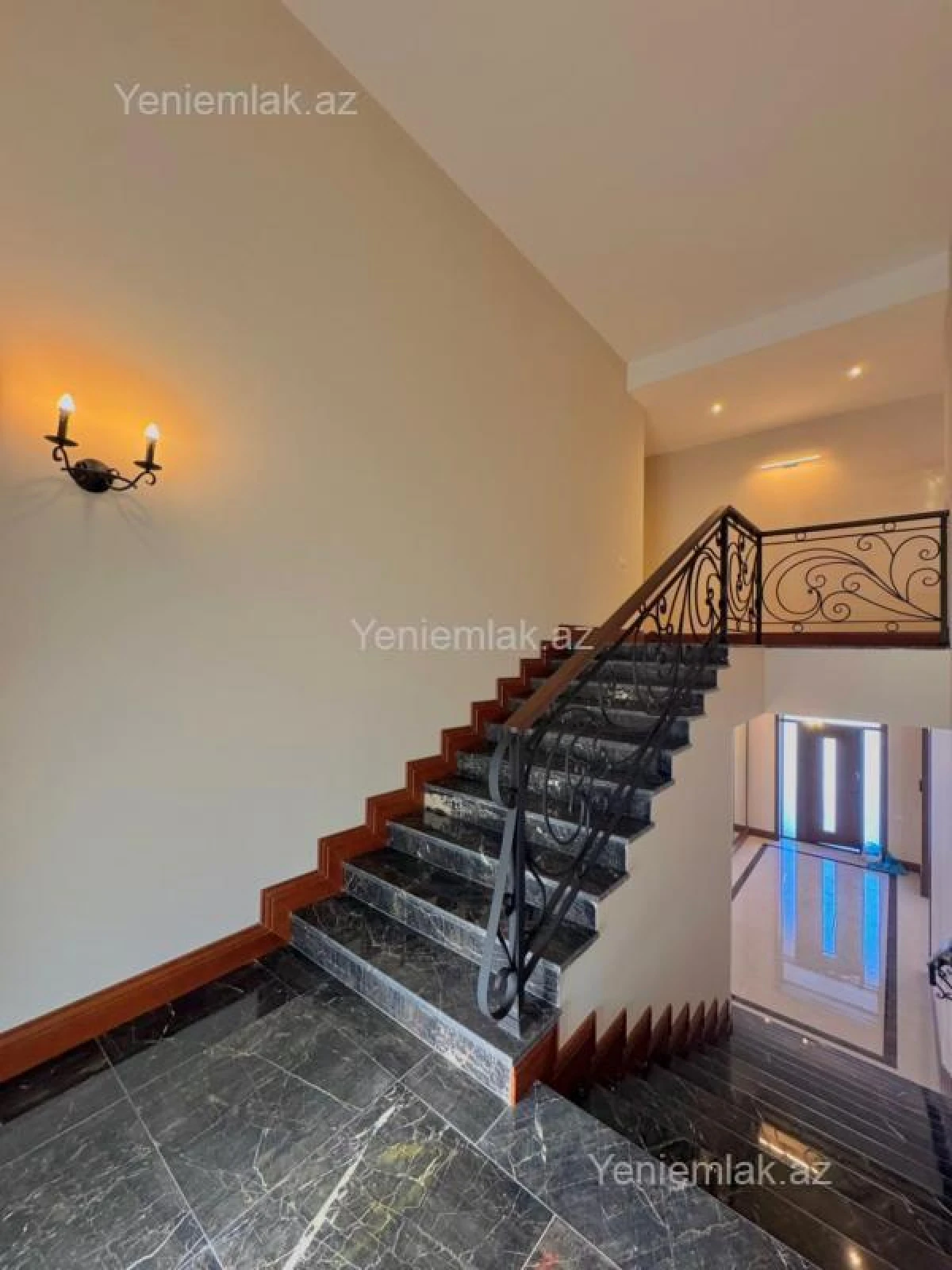 Satılır 6 otaqlı həyət evi 350 m²