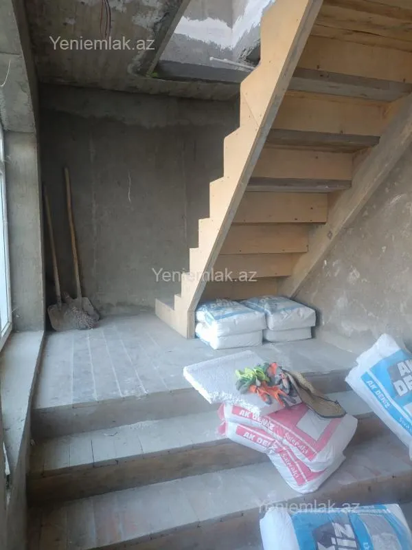Satılır 8 otaqlı həyət evi 260 m²