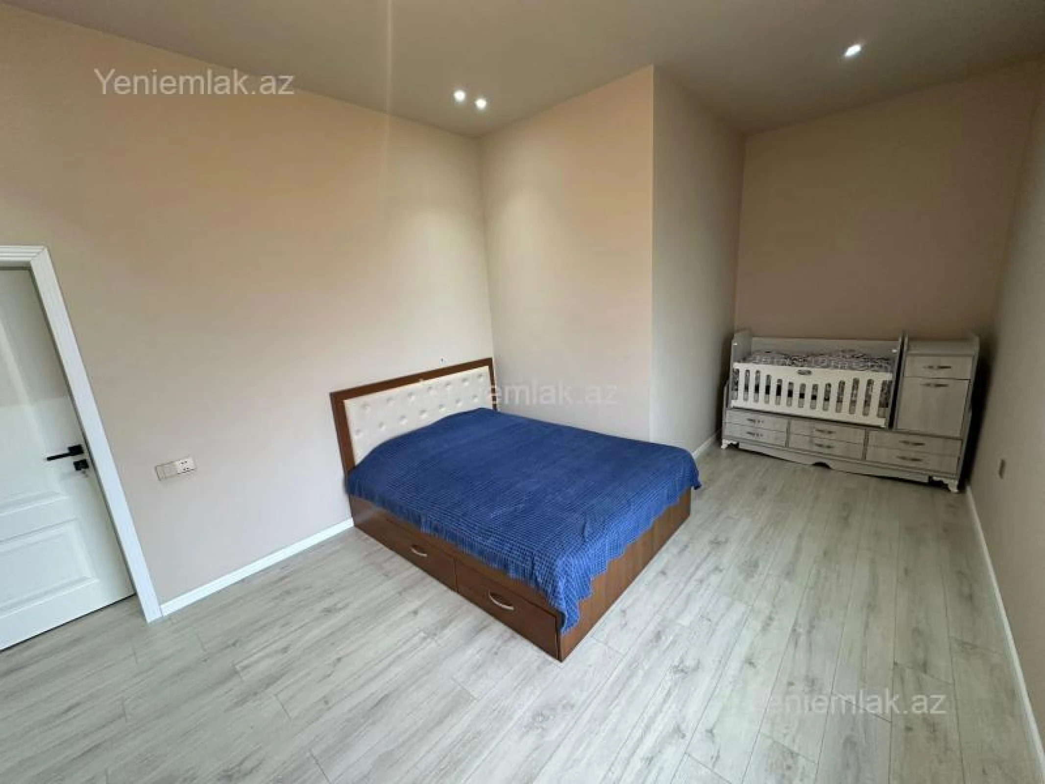 Satılır 4 otaqlı həyət evi 280 m²