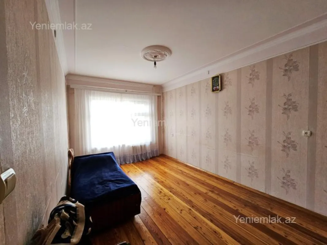 Satılır 4 otaqlı köhnə tikili 110 m²