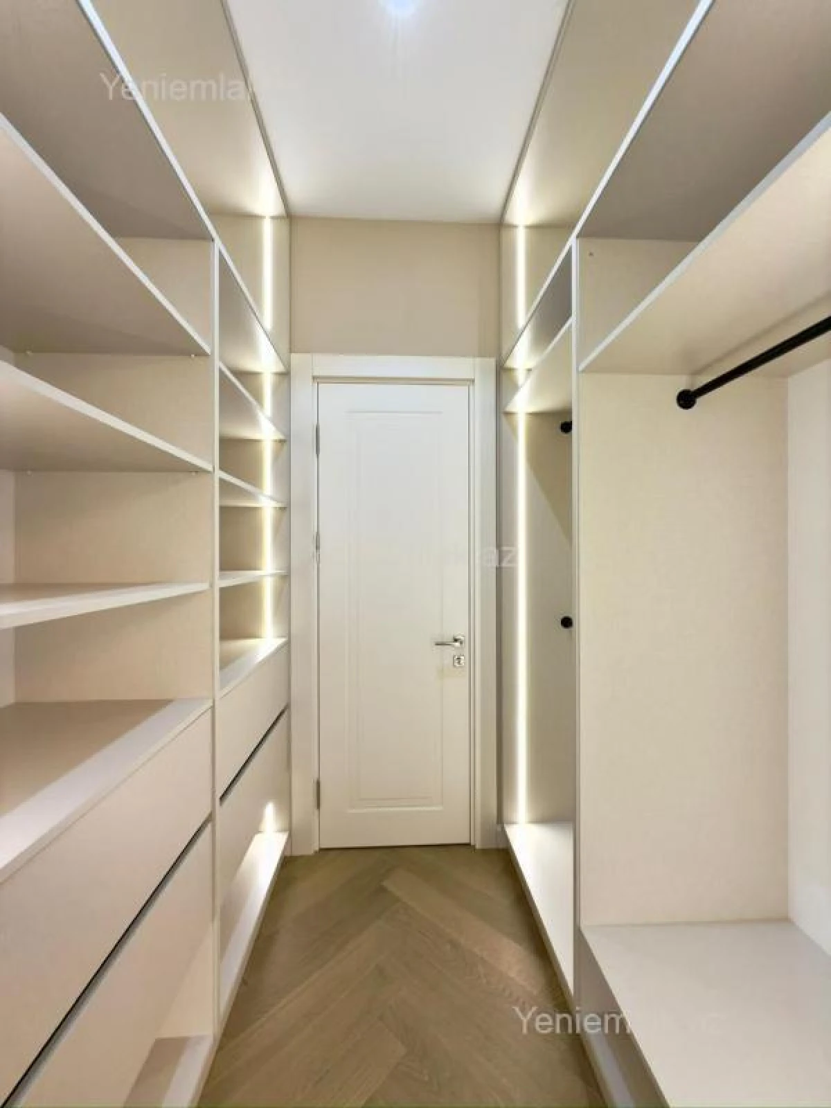 Satılır 3 otaqlı yeni tikili 136.6 m²