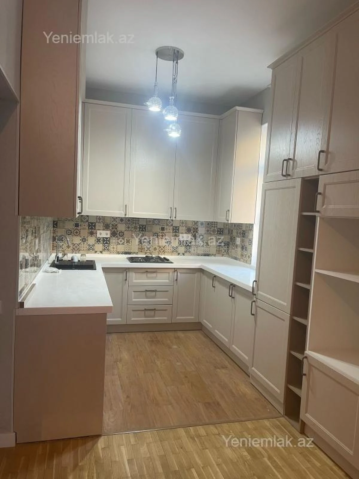 Satılır 4 otaqlı köhnə tikili 168 m²
