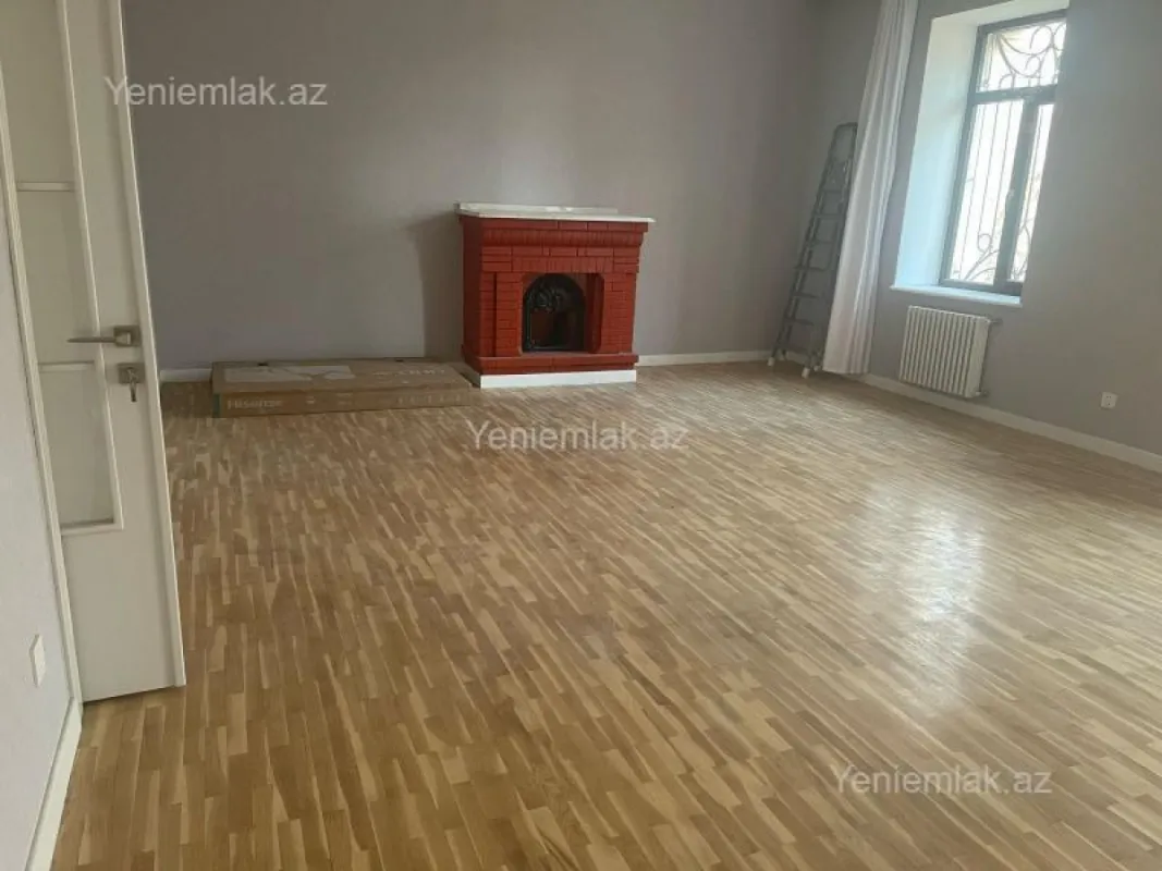 Satılır 4 otaqlı köhnə tikili 168 m²