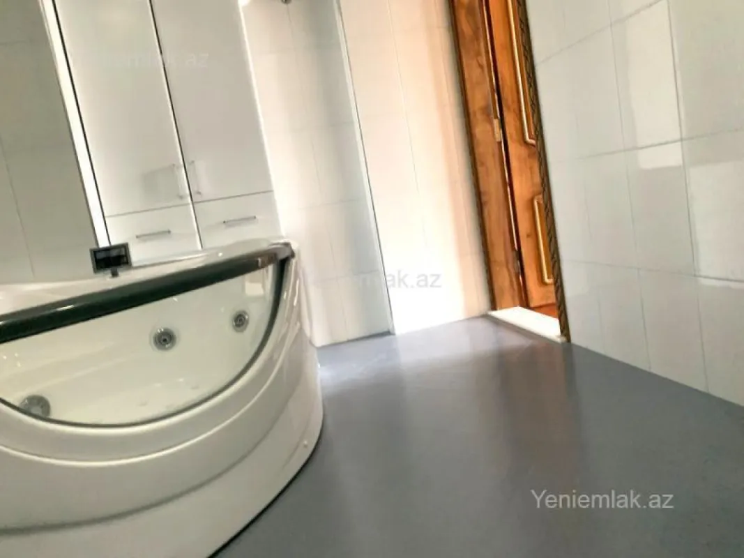 Satılır 3 otaqlı yeni tikili 130 m²
