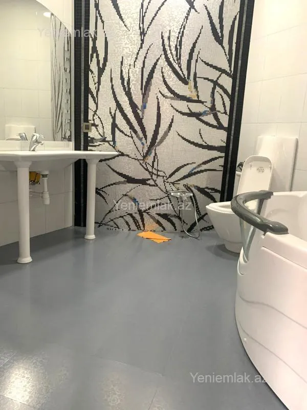 Satılır 3 otaqlı yeni tikili 130 m²