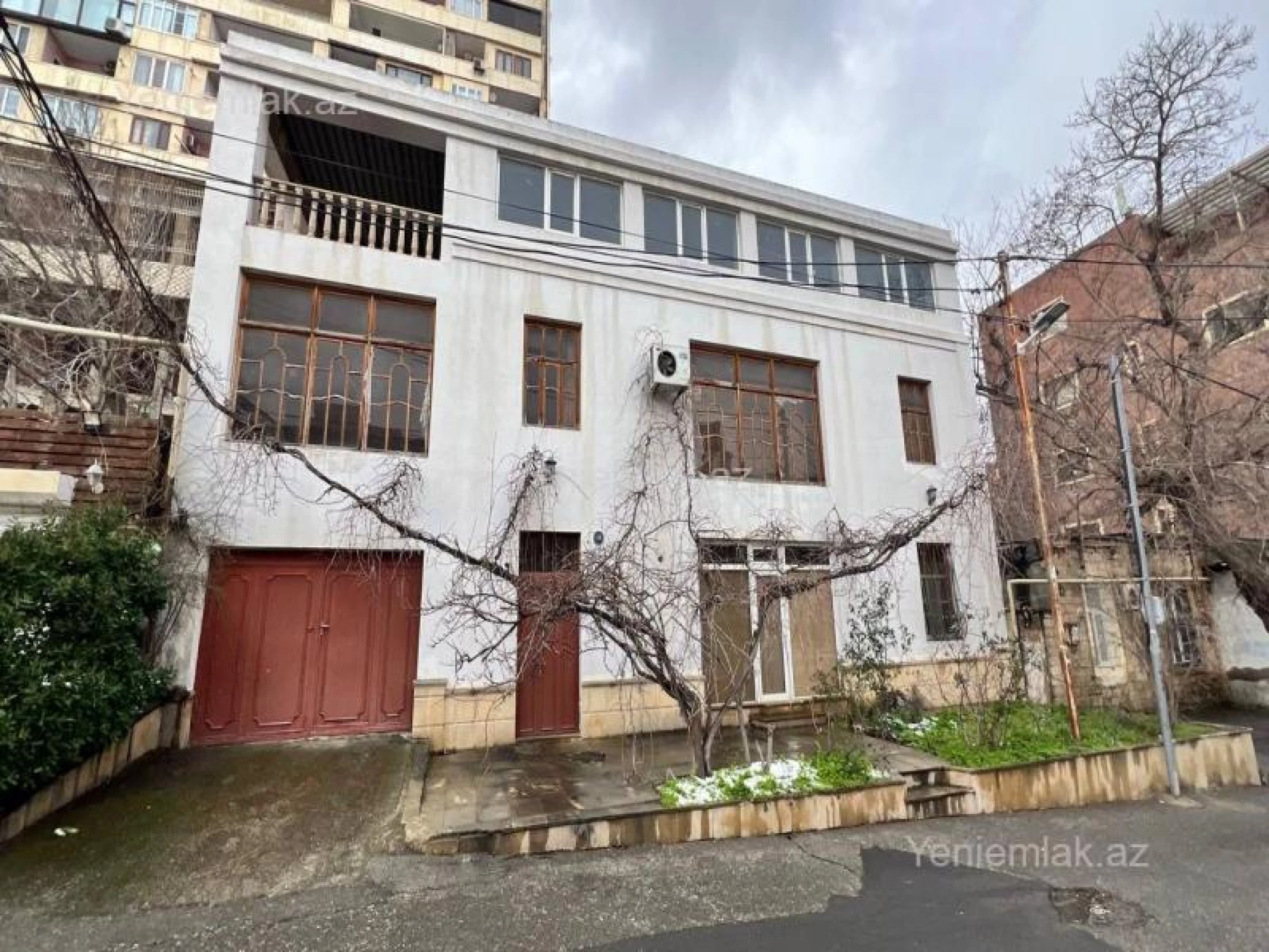 Satılır 10 otaqlı həyət evi 399 m²