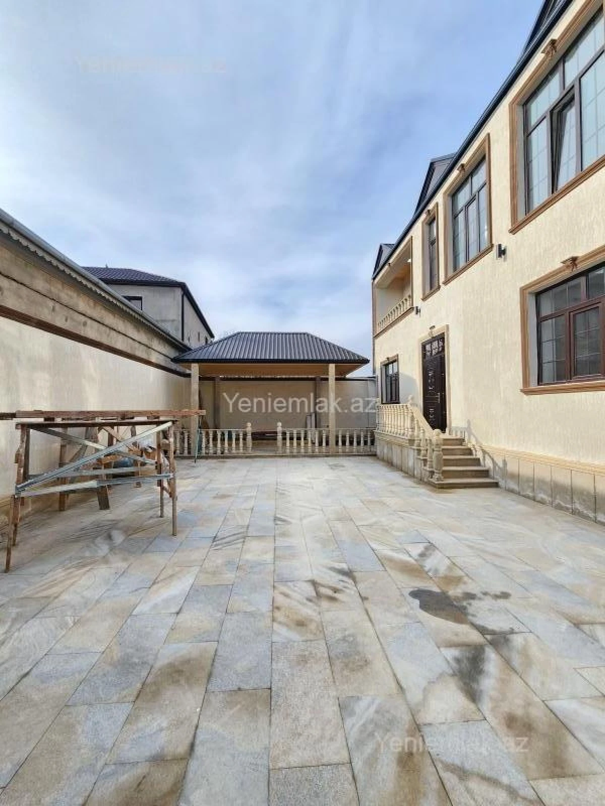Satılır 6 otaqlı həyət evi 240 m²