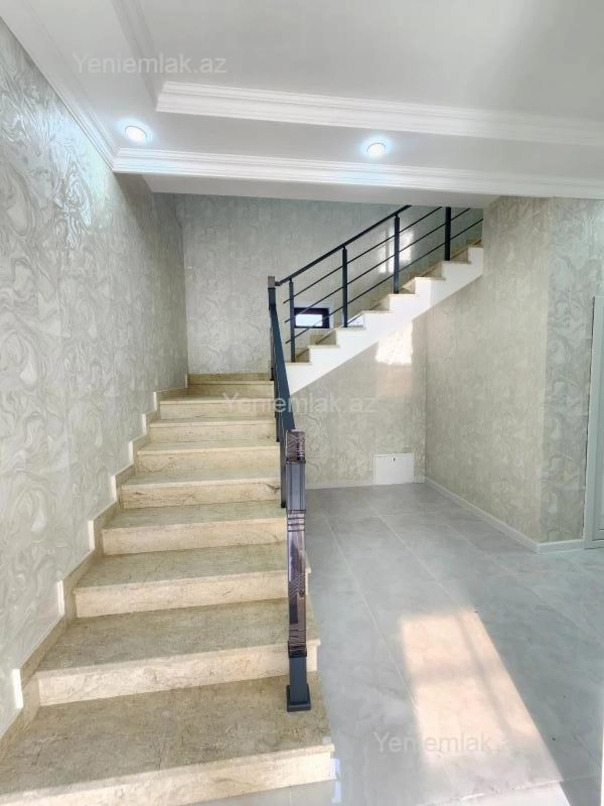 Satılır 6 otaqlı həyət evi 240 m²