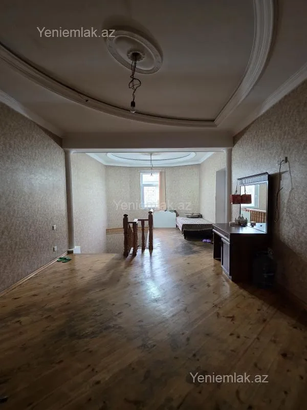 Satılır 6 otaqlı həyət evi 240 m²