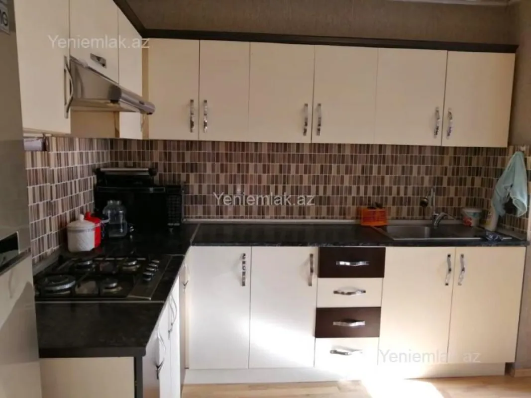 Satılır 4 otaqlı köhnə tikili 120 m²