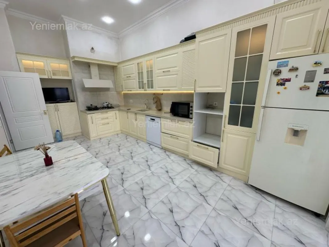 Satılır 3 otaqlı yeni tikili 140 m²
