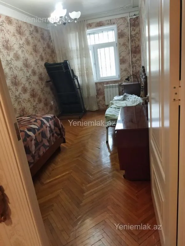 Satılır 4 otaqlı köhnə tikili 100 m²