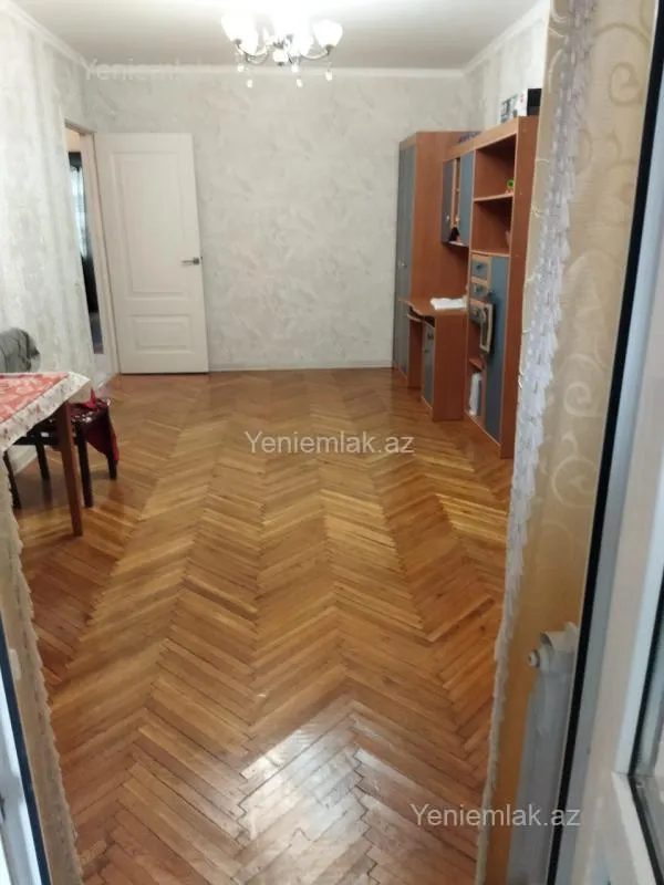 Satılır 4 otaqlı köhnə tikili 100 m²