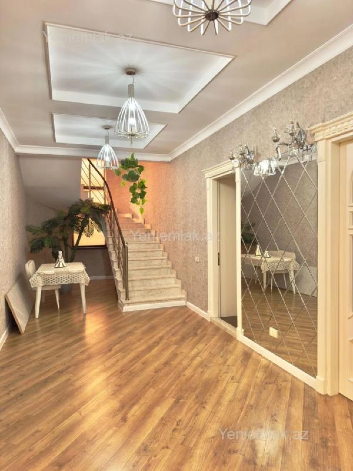 Satılır 5 otaqlı həyət evi 365 m²