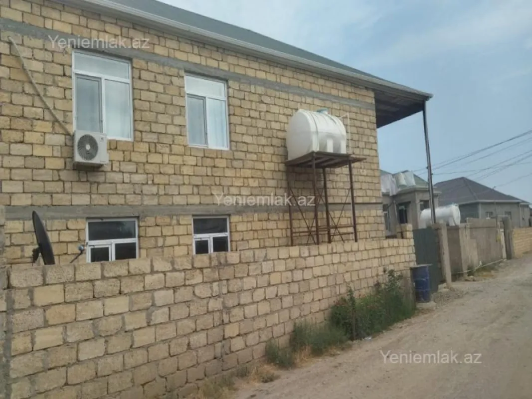 Satılır 8 otaqlı həyət evi 225 m²