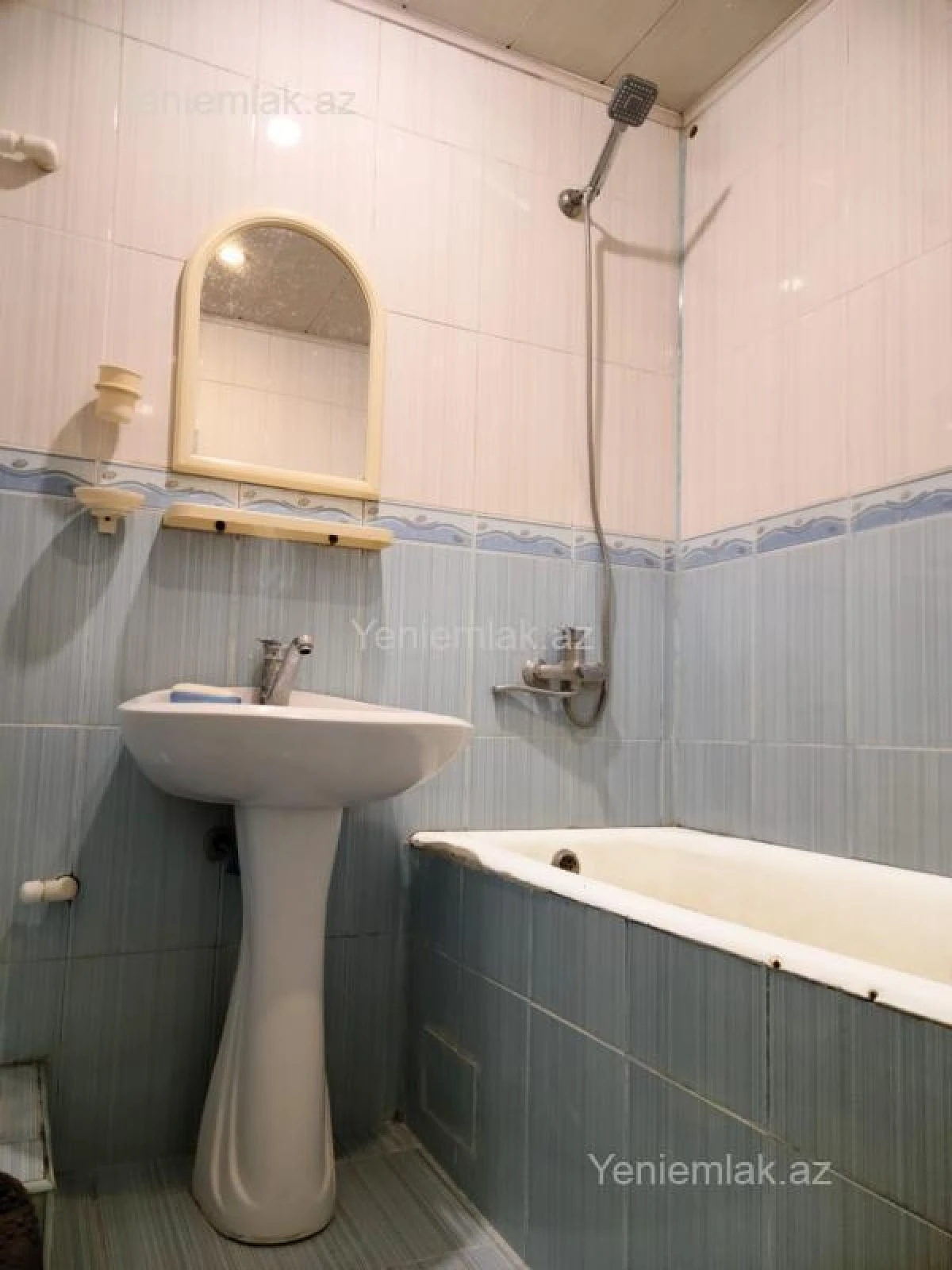 Satılır 4 otaqlı köhnə tikili 100 m²