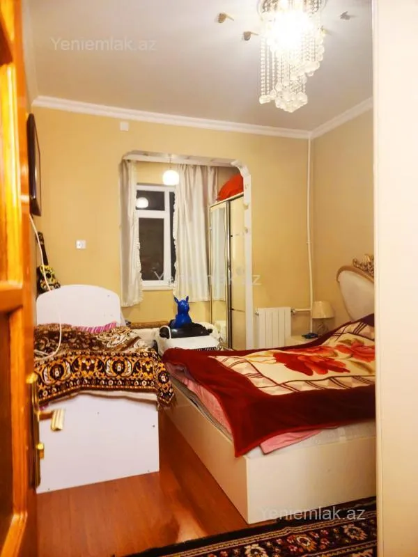 Satılır 4 otaqlı köhnə tikili 100 m²