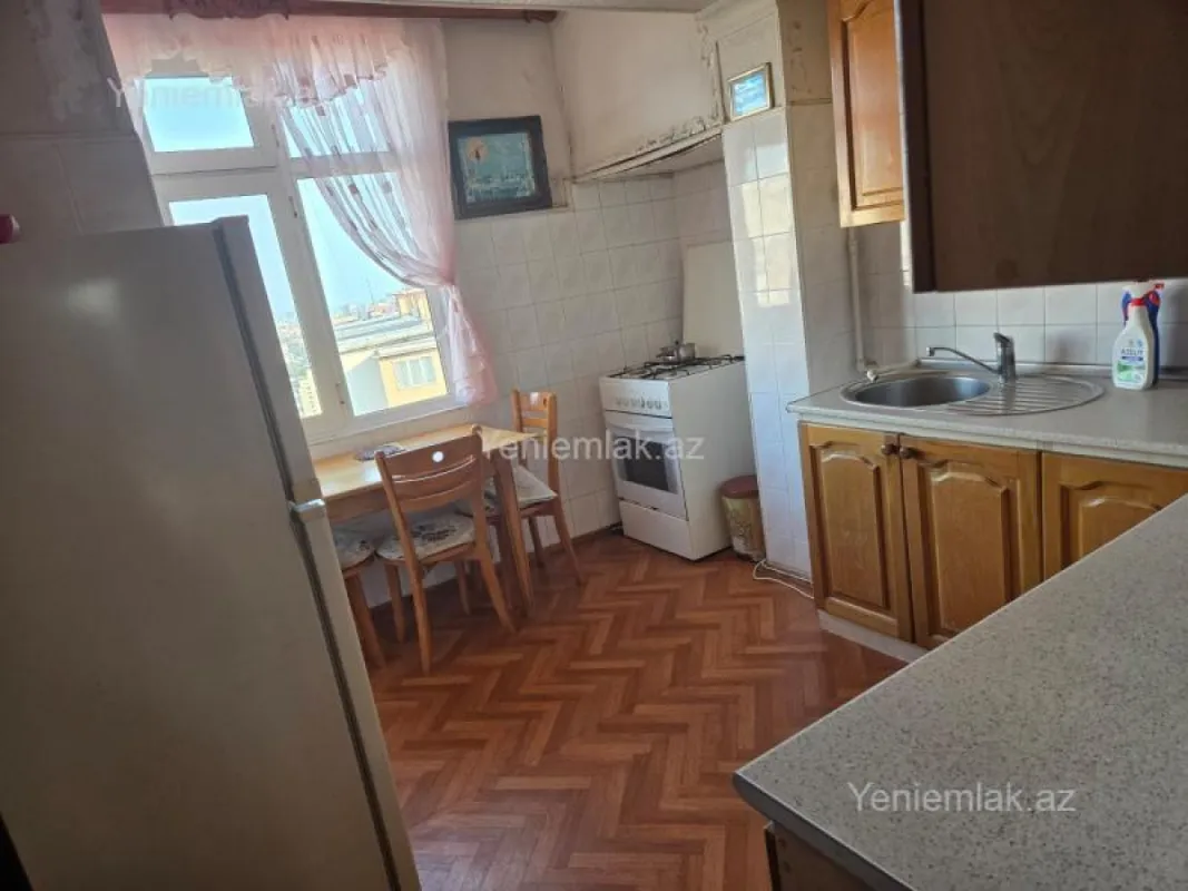 Satılır 4 otaqlı köhnə tikili 100 m²