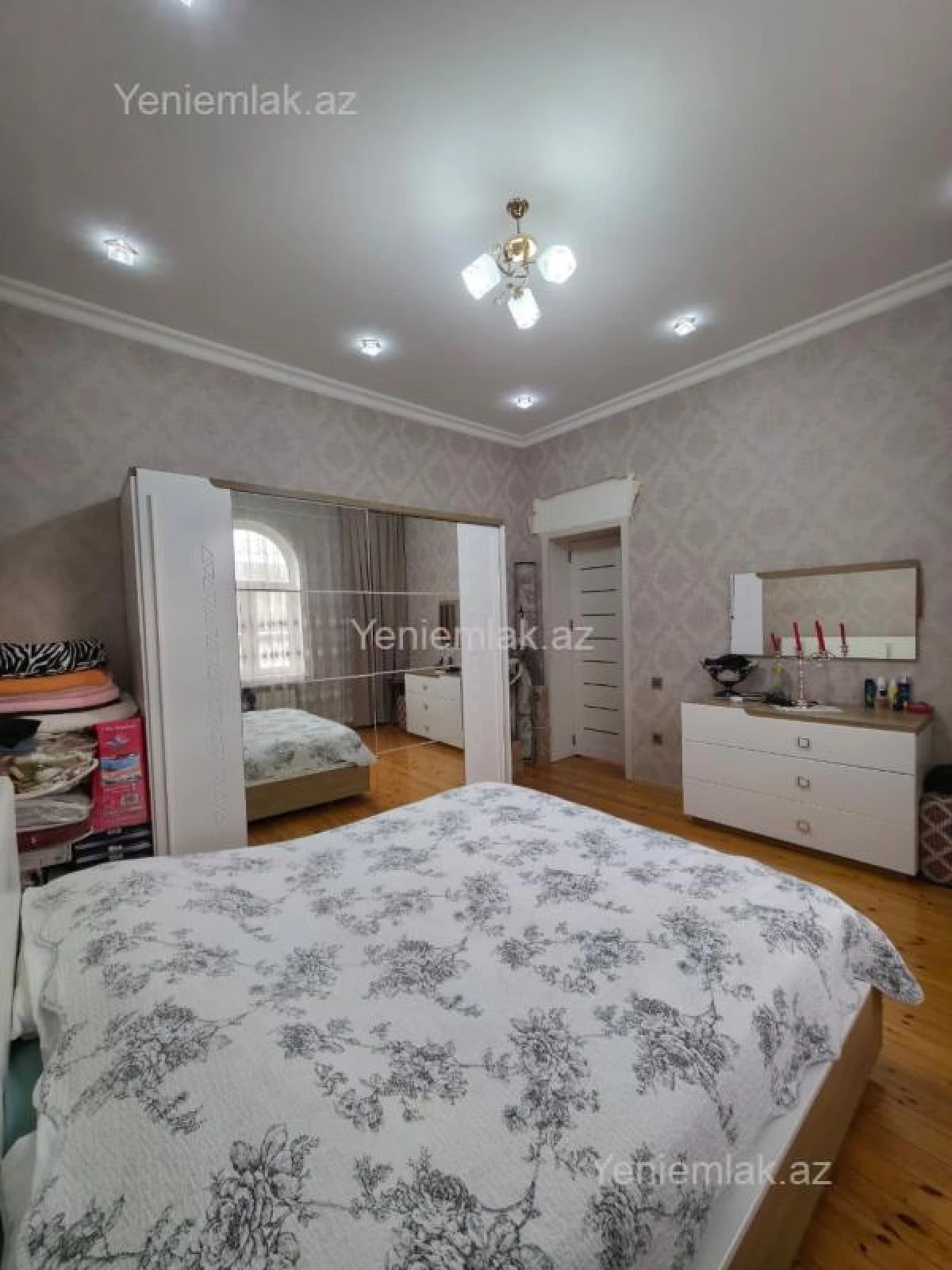 Satılır 8 otaqlı həyət evi 250 m²