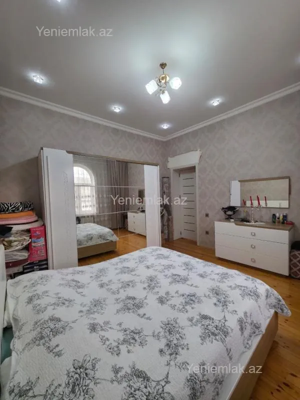 Satılır 8 otaqlı həyət evi 250 m²