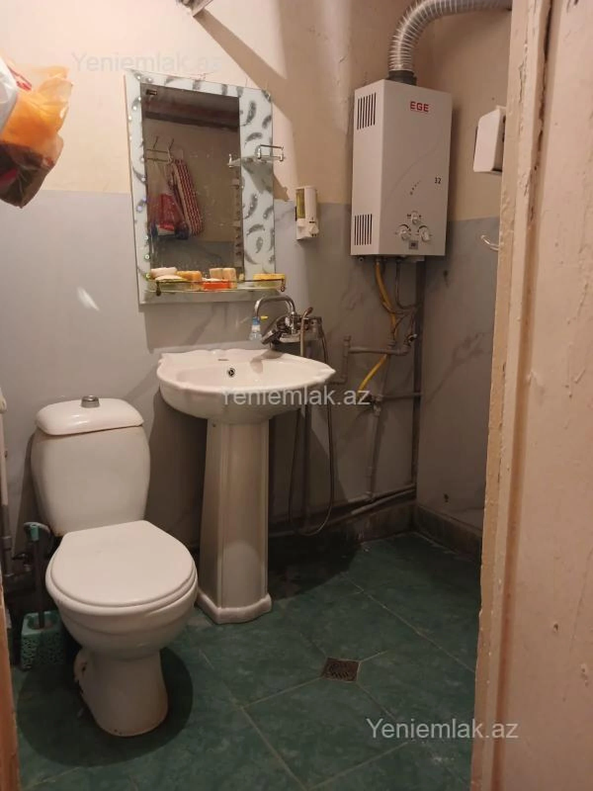 Satılır 2 otaqlı köhnə tikili 55 m²