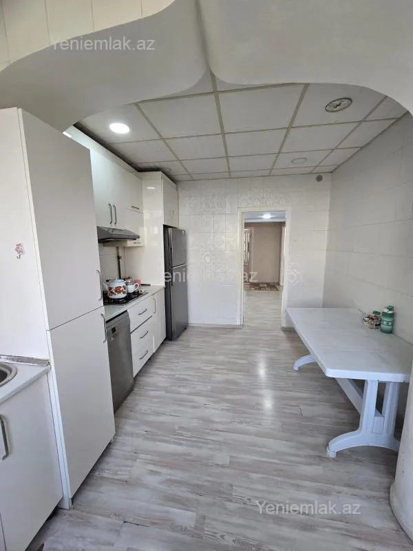 Satılır 4 otaqlı köhnə tikili 100 m²