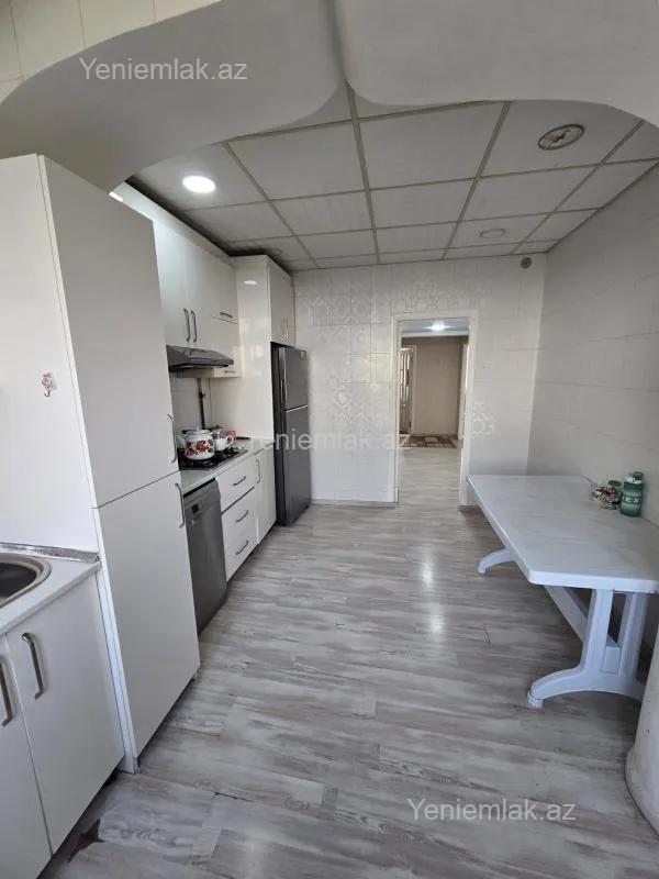 Satılır 4 otaqlı köhnə tikili 100 m²