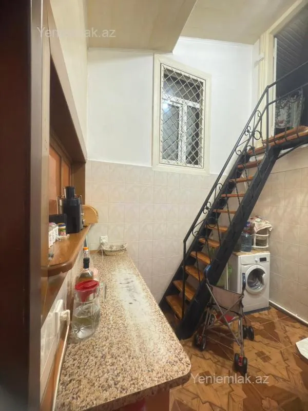 Satılır 3 otaqlı köhnə tikili 100 m²