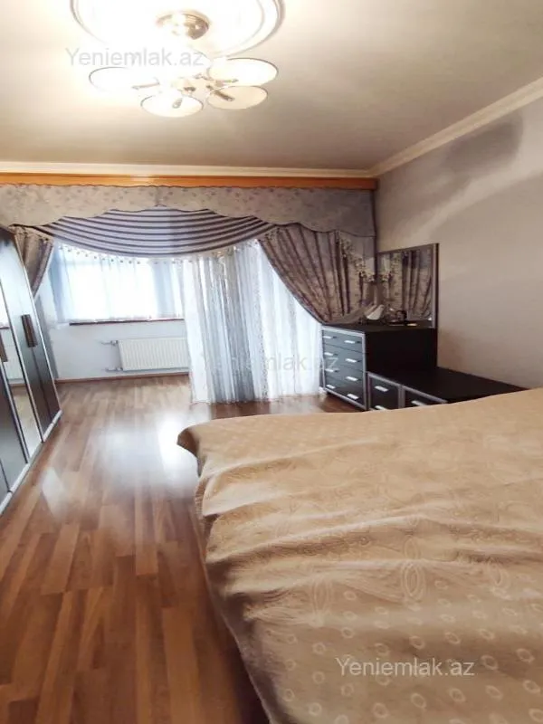 Satılır 4 otaqlı köhnə tikili 110 m²