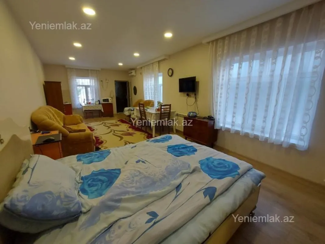Satılır 8 otaqlı həyət evi 240 m²