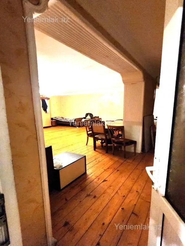 Satılır 4 otaqlı köhnə tikili 100 m²