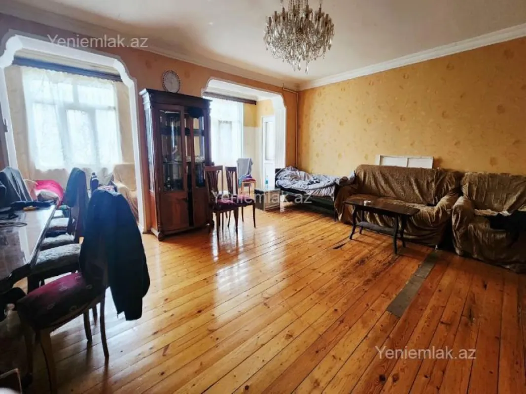 Satılır 4 otaqlı köhnə tikili 100 m²