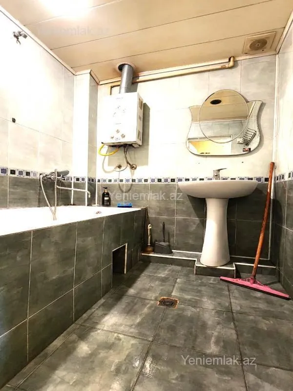 Satılır 4 otaqlı köhnə tikili 100 m²